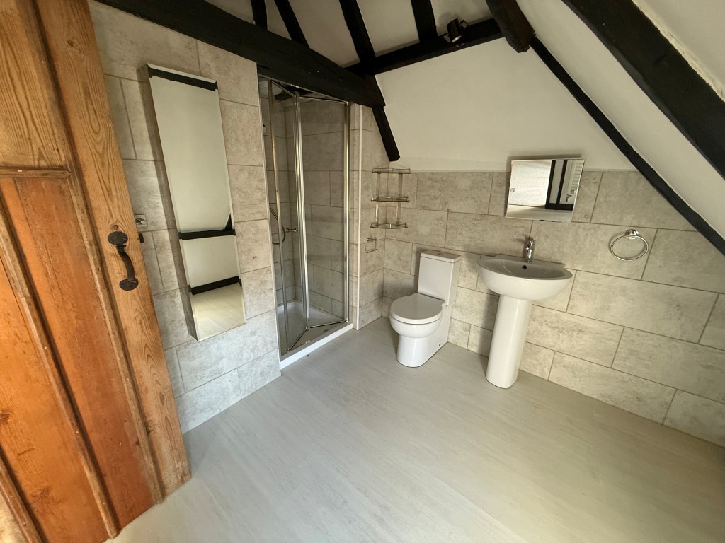 Lot: 101 - VACANT SHOP AND SELF-CONTAINED FLAT IN TOWN CENTRE - Shower room with toilet